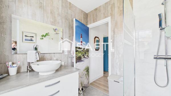 Maison baignée de lumière avec vue imprenable.