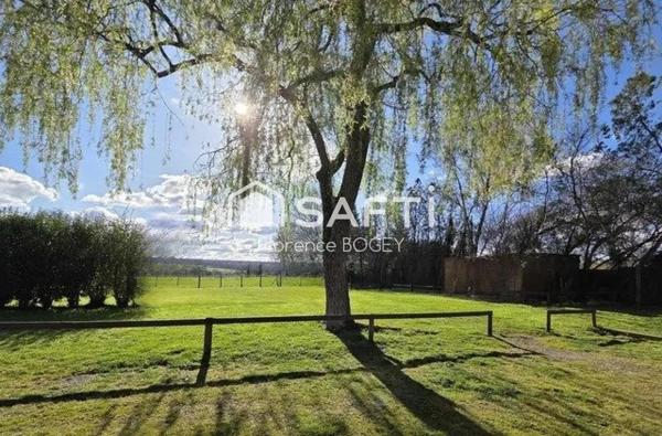 Maison baignée de lumière avec vue imprenable.