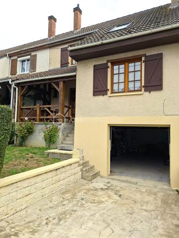 Découvrez cette belle maison familiale d’environ 90 m², idéalement située dans la ville de Corbie où vous trouverez toutes les commodités ( hôpital, gare, école, commerces...)

Au rez-de-chaussée, vous profiterez d'une entrée avec rangement menant à une belle pièce de vie avec accès sur la terrasse, d'une cuisine indépendante entièrement aménagée et équipée , ainsi que d'un WC séparé.
À l’étage, le palier dessert trois chambres dont une avec dressing ainsi qu'une salle d’eau.
Le bien dispose d'un sous-sol complet comprenant un grand garage de plus de 30 m² et un espace cave/buanderie de 8,5 m². 
Côté extérieurs, vous disposerez d'une agréable terrasse de 24 m² et d'une pergola de 8 m², parfaites pour profiter des beaux jours.
Les plus :
- Menuiseries double vitrage bois à tous les niveaux,
- Raccordement à la fibre optique,
- Assainissement au tout-à-l'égout,
- Chaudière à Gaz neuve.
Taxe foncière : 1 200 € / an.

Si ce bien vous intéresse n'hésitez pas à nous contacter afin d'organiser une visite!
A très vite!
