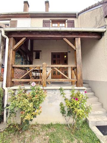 Découvrez cette belle maison familiale d’environ 90 m², idéalement située dans la ville de Corbie où vous trouverez toutes les commodités ( hôpital, gare, école, commerces...)

Au rez-de-chaussée, vous profiterez d'une entrée avec rangement menant à une belle pièce de vie avec accès sur la terrasse, d'une cuisine indépendante entièrement aménagée et équipée , ainsi que d'un WC séparé.
À l’étage, le palier dessert trois chambres dont une avec dressing ainsi qu'une salle d’eau.
Le bien dispose d'un sous-sol complet comprenant un grand garage de plus de 30 m² et un espace cave/buanderie de 8,5 m². 
Côté extérieurs, vous disposerez d'une agréable terrasse de 24 m² et d'une pergola de 8 m², parfaites pour profiter des beaux jours.
Les plus :
- Menuiseries double vitrage bois à tous les niveaux,
- Raccordement à la fibre optique,
- Assainissement au tout-à-l'égout,
- Chaudière à Gaz neuve.
Taxe foncière : 1 200 € / an.

Si ce bien vous intéresse n'hésitez pas à nous contacter afin d'organiser une visite!
A très vite!
