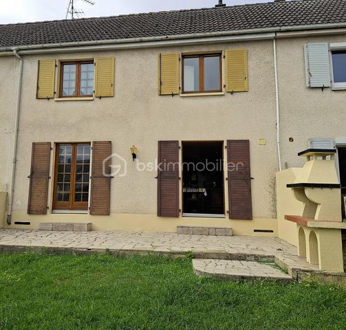 Découvrez cette belle maison familiale d’environ 90 m², idéalement située dans la ville de Corbie où vous trouverez toutes les commodités ( hôpital, gare, école, commerces...)

Au rez-de-chaussée, vous profiterez d'une entrée avec rangement menant à une belle pièce de vie avec accès sur la terrasse, d'une cuisine indépendante entièrement aménagée et équipée , ainsi que d'un WC séparé.
À l’étage, le palier dessert trois chambres dont une avec dressing ainsi qu'une salle d’eau.
Le bien dispose d'un sous-sol complet comprenant un grand garage de plus de 30 m² et un espace cave/buanderie de 8,5 m². 
Côté extérieurs, vous disposerez d'une agréable terrasse de 24 m² et d'une pergola de 8 m², parfaites pour profiter des beaux jours.
Les plus :
- Menuiseries double vitrage bois à tous les niveaux,
- Raccordement à la fibre optique,
- Assainissement au tout-à-l'égout,
- Chaudière à Gaz neuve.
Taxe foncière : 1 200 € / an.

Si ce bien vous intéresse n'hésitez pas à nous contacter afin d'organiser une visite!
A très vite!