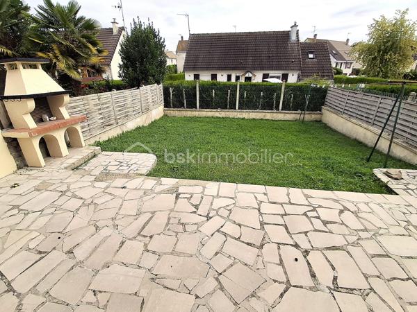 Découvrez cette belle maison familiale d’environ 90 m², idéalement située dans la ville de Corbie où vous trouverez toutes les commodités ( hôpital, gare, école, commerces...)

Au rez-de-chaussée, vous profiterez d'une entrée avec rangement menant à une belle pièce de vie avec accès sur la terrasse, d'une cuisine indépendante entièrement aménagée et équipée , ainsi que d'un WC séparé.
À l’étage, le palier dessert trois chambres dont une avec dressing ainsi qu'une salle d’eau.
Le bien dispose d'un sous-sol complet comprenant un grand garage de plus de 30 m² et un espace cave/buanderie de 8,5 m². 
Côté extérieurs, vous disposerez d'une agréable terrasse de 24 m² et d'une pergola de 8 m², parfaites pour profiter des beaux jours.
Les plus :
- Menuiseries double vitrage bois à tous les niveaux,
- Raccordement à la fibre optique,
- Assainissement au tout-à-l'égout,
- Chaudière à Gaz neuve.
Taxe foncière : 1 200 € / an.

Si ce bien vous intéresse n'hésitez pas à nous contacter afin d'organiser une visite!
A très vite!