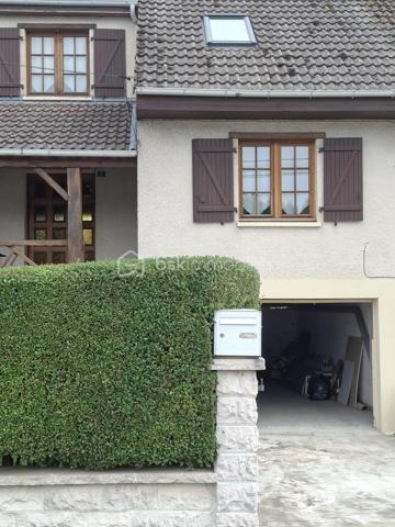 Découvrez cette belle maison familiale d’environ 90 m², idéalement située dans la ville de Corbie où vous trouverez toutes les commodités ( hôpital, gare, école, commerces...)

Au rez-de-chaussée, vous profiterez d'une entrée avec rangement menant à une belle pièce de vie avec accès sur la terrasse, d'une cuisine indépendante entièrement aménagée et équipée , ainsi que d'un WC séparé.
À l’étage, le palier dessert trois chambres dont une avec dressing ainsi qu'une salle d’eau.
Le bien dispose d'un sous-sol complet comprenant un grand garage de plus de 30 m² et un espace cave/buanderie de 8,5 m². 
Côté extérieurs, vous disposerez d'une agréable terrasse de 24 m² et d'une pergola de 8 m², parfaites pour profiter des beaux jours.
Les plus :
- Menuiseries double vitrage bois à tous les niveaux,
- Raccordement à la fibre optique,
- Assainissement au tout-à-l'égout,
- Chaudière à Gaz neuve.
Taxe foncière : 1 200 € / an.

Si ce bien vous intéresse n'hésitez pas à nous contacter afin d'organiser une visite!
A très vite!