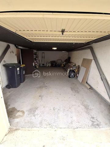 Découvrez cette belle maison familiale d’environ 90 m², idéalement située dans la ville de Corbie où vous trouverez toutes les commodités ( hôpital, gare, école, commerces...)

Au rez-de-chaussée, vous profiterez d'une entrée avec rangement menant à une belle pièce de vie avec accès sur la terrasse, d'une cuisine indépendante entièrement aménagée et équipée , ainsi que d'un WC séparé.
À l’étage, le palier dessert trois chambres dont une avec dressing ainsi qu'une salle d’eau.
Le bien dispose d'un sous-sol complet comprenant un grand garage de plus de 30 m² et un espace cave/buanderie de 8,5 m². 
Côté extérieurs, vous disposerez d'une agréable terrasse de 24 m² et d'une pergola de 8 m², parfaites pour profiter des beaux jours.
Les plus :
- Menuiseries double vitrage bois à tous les niveaux,
- Raccordement à la fibre optique,
- Assainissement au tout-à-l'égout,
- Chaudière à Gaz neuve.
Taxe foncière : 1 200 € / an.

Si ce bien vous intéresse n'hésitez pas à nous contacter afin d'organiser une visite!
A très vite!