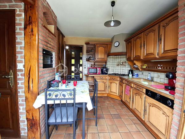 Découvrez cette belle maison familiale d’environ 90 m², idéalement située dans la ville de Corbie où vous trouverez toutes les commodités ( hôpital, gare, école, commerces...)

Au rez-de-chaussée, vous profiterez d'une entrée avec rangement menant à une belle pièce de vie avec accès sur la terrasse, d'une cuisine indépendante entièrement aménagée et équipée , ainsi que d'un WC séparé.
À l’étage, le palier dessert trois chambres dont une avec dressing ainsi qu'une salle d’eau.
Le bien dispose d'un sous-sol complet comprenant un grand garage de plus de 30 m² et un espace cave/buanderie de 8,5 m². 
Côté extérieurs, vous disposerez d'une agréable terrasse de 24 m² et d'une pergola de 8 m², parfaites pour profiter des beaux jours.
Les plus :
- Menuiseries double vitrage bois à tous les niveaux,
- Raccordement à la fibre optique,
- Assainissement au tout-à-l'égout,
- Chaudière à Gaz neuve.
Taxe foncière : 1 200 € / an.

Si ce bien vous intéresse n'hésitez pas à nous contacter afin d'organiser une visite!
A très vite!
