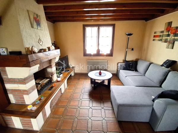 Découvrez cette belle maison familiale d’environ 90 m², idéalement située dans la ville de Corbie où vous trouverez toutes les commodités ( hôpital, gare, école, commerces...)

Au rez-de-chaussée, vous profiterez d'une entrée avec rangement menant à une belle pièce de vie avec accès sur la terrasse, d'une cuisine indépendante entièrement aménagée et équipée , ainsi que d'un WC séparé.
À l’étage, le palier dessert trois chambres dont une avec dressing ainsi qu'une salle d’eau.
Le bien dispose d'un sous-sol complet comprenant un grand garage de plus de 30 m² et un espace cave/buanderie de 8,5 m². 
Côté extérieurs, vous disposerez d'une agréable terrasse de 24 m² et d'une pergola de 8 m², parfaites pour profiter des beaux jours.
Les plus :
- Menuiseries double vitrage bois à tous les niveaux,
- Raccordement à la fibre optique,
- Assainissement au tout-à-l'égout,
- Chaudière à Gaz neuve.
Taxe foncière : 1 200 € / an.

Si ce bien vous intéresse n'hésitez pas à nous contacter afin d'organiser une visite!
A très vite!