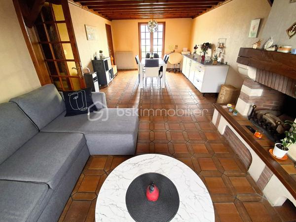 Découvrez cette belle maison familiale d’environ 90 m², idéalement située dans la ville de Corbie où vous trouverez toutes les commodités ( hôpital, gare, école, commerces...)

Au rez-de-chaussée, vous profiterez d'une entrée avec rangement menant à une belle pièce de vie avec accès sur la terrasse, d'une cuisine indépendante entièrement aménagée et équipée , ainsi que d'un WC séparé.
À l’étage, le palier dessert trois chambres dont une avec dressing ainsi qu'une salle d’eau.
Le bien dispose d'un sous-sol complet comprenant un grand garage de plus de 30 m² et un espace cave/buanderie de 8,5 m². 
Côté extérieurs, vous disposerez d'une agréable terrasse de 24 m² et d'une pergola de 8 m², parfaites pour profiter des beaux jours.
Les plus :
- Menuiseries double vitrage bois à tous les niveaux,
- Raccordement à la fibre optique,
- Assainissement au tout-à-l'égout,
- Chaudière à Gaz neuve.
Taxe foncière : 1 200 € / an.

Si ce bien vous intéresse n'hésitez pas à nous contacter afin d'organiser une visite!
A très vite!