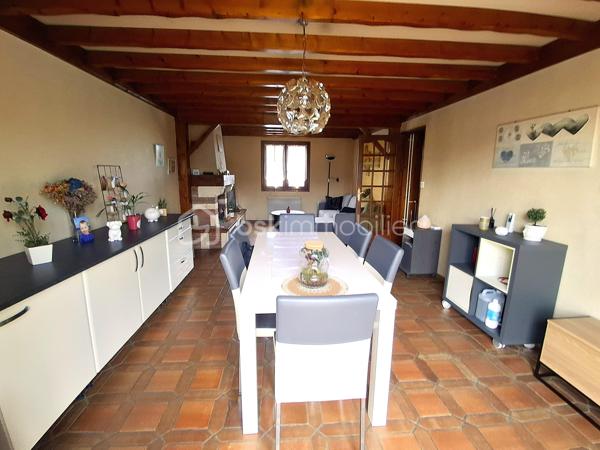 Découvrez cette belle maison familiale d’environ 90 m², idéalement située dans la ville de Corbie où vous trouverez toutes les commodités ( hôpital, gare, école, commerces...)

Au rez-de-chaussée, vous profiterez d'une entrée avec rangement menant à une belle pièce de vie avec accès sur la terrasse, d'une cuisine indépendante entièrement aménagée et équipée , ainsi que d'un WC séparé.
À l’étage, le palier dessert trois chambres dont une avec dressing ainsi qu'une salle d’eau.
Le bien dispose d'un sous-sol complet comprenant un grand garage de plus de 30 m² et un espace cave/buanderie de 8,5 m². 
Côté extérieurs, vous disposerez d'une agréable terrasse de 24 m² et d'une pergola de 8 m², parfaites pour profiter des beaux jours.
Les plus :
- Menuiseries double vitrage bois à tous les niveaux,
- Raccordement à la fibre optique,
- Assainissement au tout-à-l'égout,
- Chaudière à Gaz neuve.
Taxe foncière : 1 200 € / an.

Si ce bien vous intéresse n'hésitez pas à nous contacter afin d'organiser une visite!
A très vite!