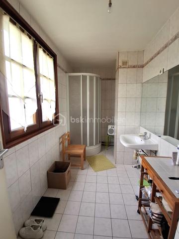 Découvrez cette belle maison familiale d’environ 90 m², idéalement située dans la ville de Corbie où vous trouverez toutes les commodités ( hôpital, gare, école, commerces...)

Au rez-de-chaussée, vous profiterez d'une entrée avec rangement menant à une belle pièce de vie avec accès sur la terrasse, d'une cuisine indépendante entièrement aménagée et équipée , ainsi que d'un WC séparé.
À l’étage, le palier dessert trois chambres dont une avec dressing ainsi qu'une salle d’eau.
Le bien dispose d'un sous-sol complet comprenant un grand garage de plus de 30 m² et un espace cave/buanderie de 8,5 m². 
Côté extérieurs, vous disposerez d'une agréable terrasse de 24 m² et d'une pergola de 8 m², parfaites pour profiter des beaux jours.
Les plus :
- Menuiseries double vitrage bois à tous les niveaux,
- Raccordement à la fibre optique,
- Assainissement au tout-à-l'égout,
- Chaudière à Gaz neuve.
Taxe foncière : 1 200 € / an.

Si ce bien vous intéresse n'hésitez pas à nous contacter afin d'organiser une visite!
A très vite!