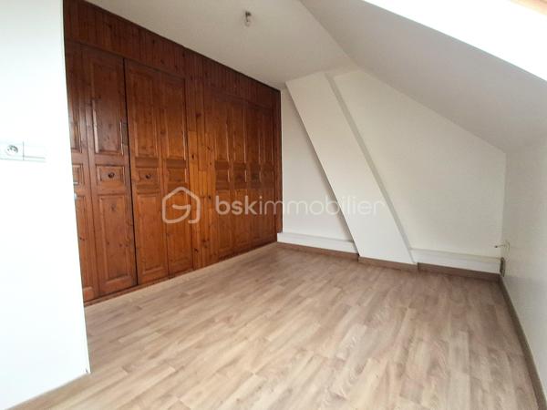 Découvrez cette belle maison familiale d’environ 90 m², idéalement située dans la ville de Corbie où vous trouverez toutes les commodités ( hôpital, gare, école, commerces...)

Au rez-de-chaussée, vous profiterez d'une entrée avec rangement menant à une belle pièce de vie avec accès sur la terrasse, d'une cuisine indépendante entièrement aménagée et équipée , ainsi que d'un WC séparé.
À l’étage, le palier dessert trois chambres dont une avec dressing ainsi qu'une salle d’eau.
Le bien dispose d'un sous-sol complet comprenant un grand garage de plus de 30 m² et un espace cave/buanderie de 8,5 m². 
Côté extérieurs, vous disposerez d'une agréable terrasse de 24 m² et d'une pergola de 8 m², parfaites pour profiter des beaux jours.
Les plus :
- Menuiseries double vitrage bois à tous les niveaux,
- Raccordement à la fibre optique,
- Assainissement au tout-à-l'égout,
- Chaudière à Gaz neuve.
Taxe foncière : 1 200 € / an.

Si ce bien vous intéresse n'hésitez pas à nous contacter afin d'organiser une visite!
A très vite!