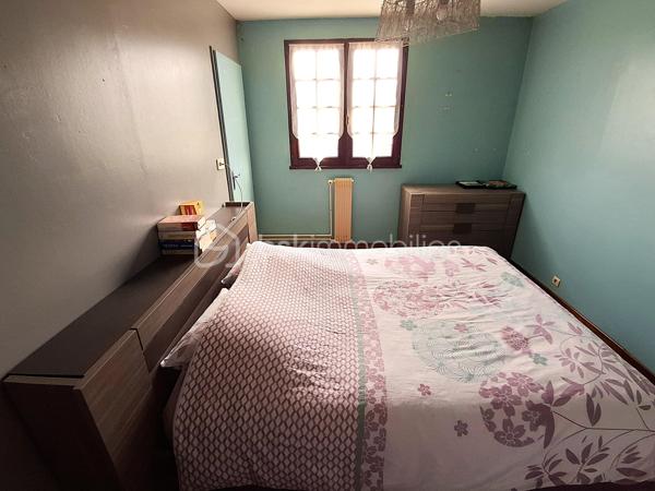 Découvrez cette belle maison familiale d’environ 90 m², idéalement située dans la ville de Corbie où vous trouverez toutes les commodités ( hôpital, gare, école, commerces...)

Au rez-de-chaussée, vous profiterez d'une entrée avec rangement menant à une belle pièce de vie avec accès sur la terrasse, d'une cuisine indépendante entièrement aménagée et équipée , ainsi que d'un WC séparé.
À l’étage, le palier dessert trois chambres dont une avec dressing ainsi qu'une salle d’eau.
Le bien dispose d'un sous-sol complet comprenant un grand garage de plus de 30 m² et un espace cave/buanderie de 8,5 m². 
Côté extérieurs, vous disposerez d'une agréable terrasse de 24 m² et d'une pergola de 8 m², parfaites pour profiter des beaux jours.
Les plus :
- Menuiseries double vitrage bois à tous les niveaux,
- Raccordement à la fibre optique,
- Assainissement au tout-à-l'égout,
- Chaudière à Gaz neuve.
Taxe foncière : 1 200 € / an.

Si ce bien vous intéresse n'hésitez pas à nous contacter afin d'organiser une visite!
A très vite!