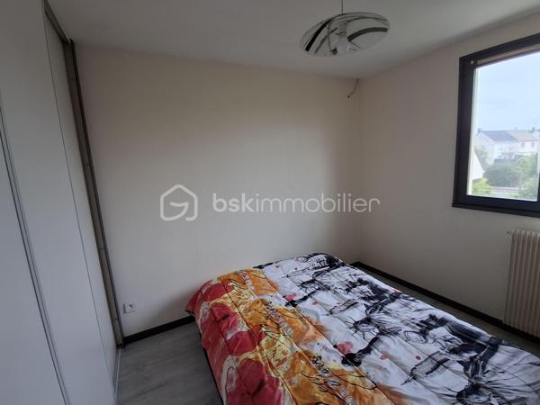 Découvrez cette belle maison familiale d’environ 90 m², idéalement située dans la ville de Corbie où vous trouverez toutes les commodités ( hôpital, gare, école, commerces...)

Au rez-de-chaussée, vous profiterez d'une entrée avec rangement menant à une belle pièce de vie avec accès sur la terrasse, d'une cuisine indépendante entièrement aménagée et équipée , ainsi que d'un WC séparé.
À l’étage, le palier dessert trois chambres dont une avec dressing ainsi qu'une salle d’eau.
Le bien dispose d'un sous-sol complet comprenant un grand garage de plus de 30 m² et un espace cave/buanderie de 8,5 m². 
Côté extérieurs, vous disposerez d'une agréable terrasse de 24 m² et d'une pergola de 8 m², parfaites pour profiter des beaux jours.
Les plus :
- Menuiseries double vitrage bois à tous les niveaux,
- Raccordement à la fibre optique,
- Assainissement au tout-à-l'égout,
- Chaudière à Gaz neuve.
Taxe foncière : 1 200 € / an.

Si ce bien vous intéresse n'hésitez pas à nous contacter afin d'organiser une visite!
A très vite!