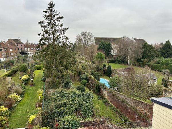 Maison Bourgeoise avec grand jardin à 5 mns de la gare.
