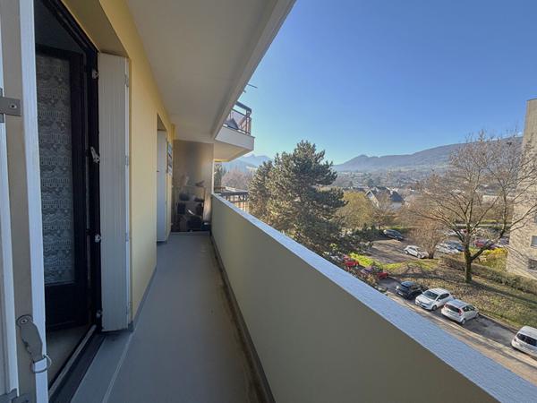 Appartement 2 pièces avec balcon et cave, en plein centre de La Motte-Servolex