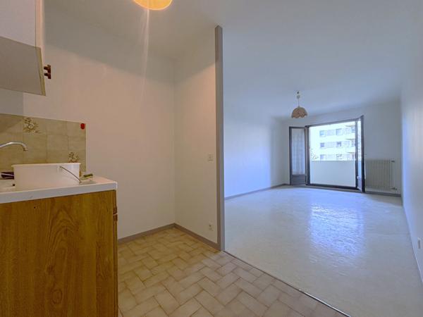 Appartement 2 pièces avec balcon et cave, en plein centre de La Motte-Servolex
