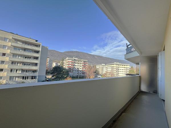 Appartement 2 pièces avec balcon et cave, en plein centre de La Motte-Servolex