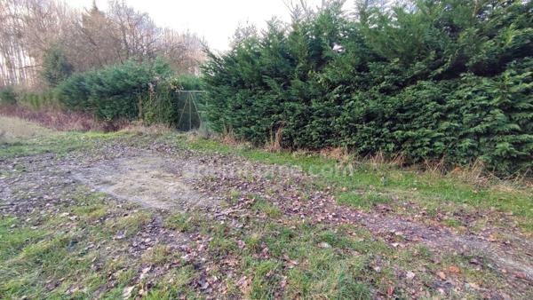 Terrain de 4 445,00 m² avec étang à MEZIERES SUR OISE (02)