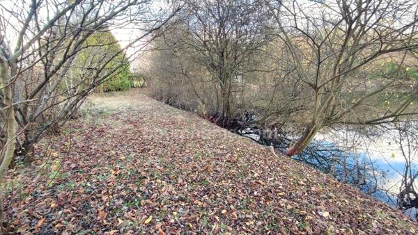 Terrain de 4 445,00 m² avec étang à MEZIERES SUR OISE (02)