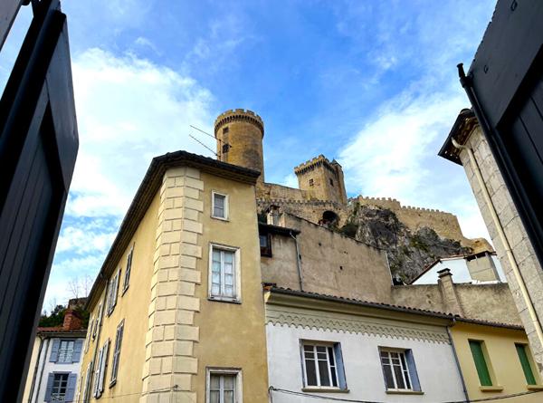 A VENDRE FOIX SUPERBE APPT T2 MEUBLÉ VUE CHATEAU