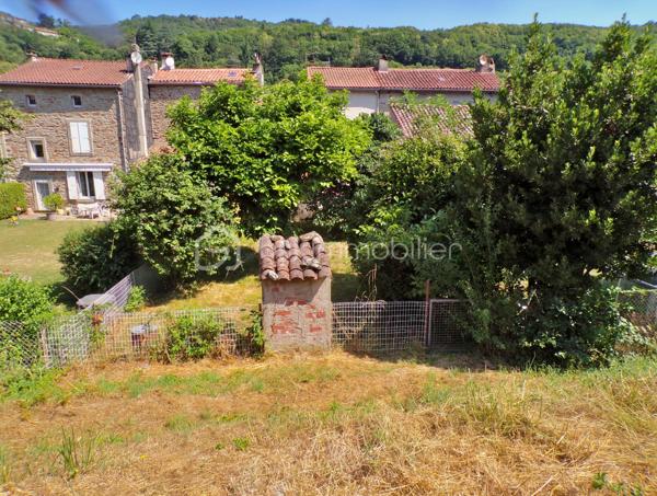 Au cœur de Labastide-Rouairoux, découvrez cette maison en pierre de 116 m² offrant 4 chambres, un jardin arboré et une dépendance de 20 m².

Répartie sur trois niveaux, elle propose au rez-de-chaussée une pièce de vie de 25 m² ouverte sur une cuisine de 14 m², avec un accès direct au jardin.

Les étages accueillent 4 chambres, dont une de 18 m², ainsi qu'une salle de bains de 7 m².

À l'extérieur, vous profiterez d'un jardin exposé sud, d'un puits fonctionnel et d'une dépendance de plus de 30 m² sur 2 niveaux offrant différentes possibilités d'utilisation.

Autre atout : l'accès direct par le jardin à la voie verte Passa Païs, ainsi que la proximité des écoles, commerces et services du village accessibles à pied.

Une maison qui offre de beaux volumes et un véritable potentiel pour une résidence principale ou secondaire.

☎️ 06 50 63 86 43
✉️ c.enjalbert@bskimmobilier.com