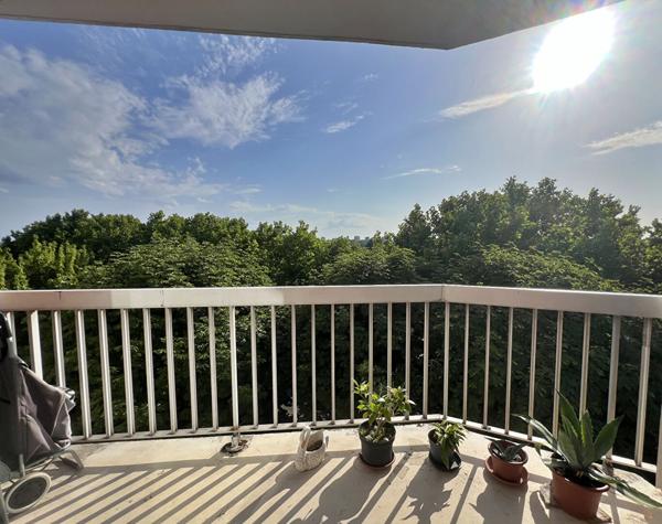 Dernier étage avec balcon et vue dégagée - 3 pièces lumineux à La Pie