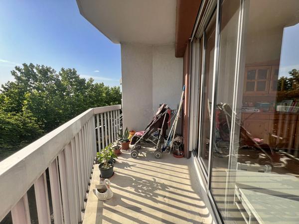 Dernier étage avec balcon et vue dégagée - 3 pièces lumineux à La Pie