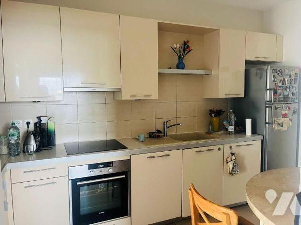 CAEN - PLACE GARDIN - Au troisième étage,  un appartement de cinq pièces principales, comprenan...