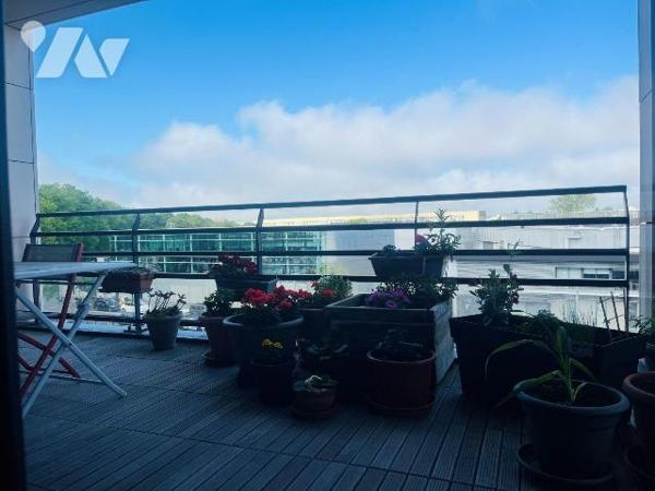 CAEN - PLACE GARDIN - Au troisième étage,  un appartement de cinq pièces principales, comprenan...