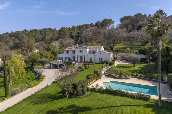Une Proprieté Majestueuse au Cœur de Valbonne