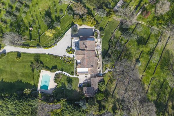 Une Proprieté Majestueuse au Cœur de Valbonne