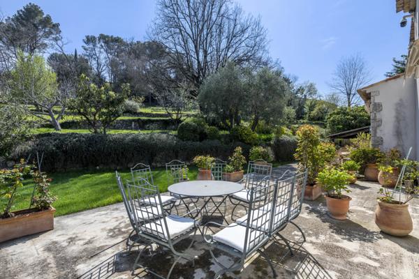 Une Proprieté Majestueuse au Cœur de Valbonne