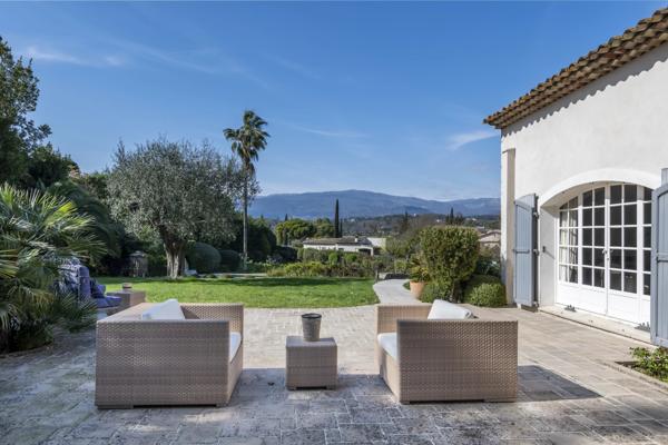 Une Proprieté Majestueuse au Cœur de Valbonne
