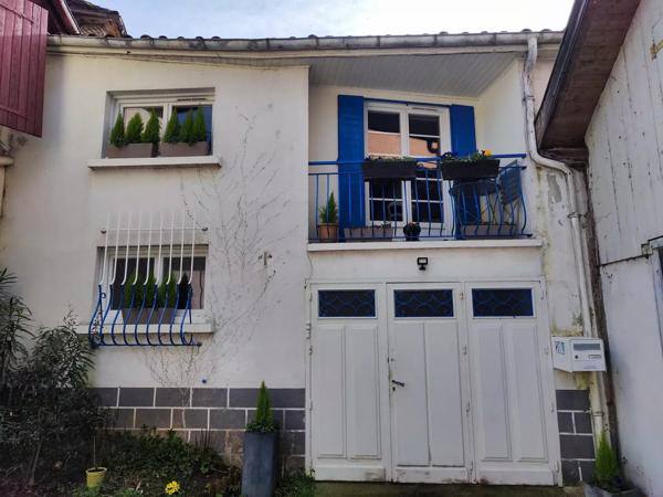 Maison de ville avec garage et cour extérieure