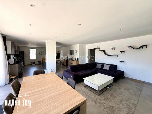 Découvrez cette maison de caractère, nichée dans un quartier paisible. 
Construite en 1945, elle offre un style de vie unique au cœur de la ville tout en garantissant un accès facile aux transports.

Cette spacieuse maison de 180 m² se déploie sur 4 pièces, en rez-de-chaussée vous y trouverez un salon séjour avec une cuisine ouverte, une suite parentale équipée de son dressing ainsi que sa propre salle d'eau. 

A l'étage, vous aurez de l'espace : 2 grandes chambres, une salle d'eau, un WC et la possibilité d'aménager une pièce d'environ 40m².

Elle est équipé d'une magnifique terrasse en travertin et d'un parking privé. 
Pour finir une grande dépendance d'environ 100m² faisant office de garage.

A 8 minutes de la ville de Coutras et de toutes les commodités indispensables, vous apprécierez tout le confort d’un mode de vie urbain sans compromis sur l’espace. 

Laissez-vous séduire par cette rare opportunité ! Contactez MATHIEU TRAN pour plus d'informations.