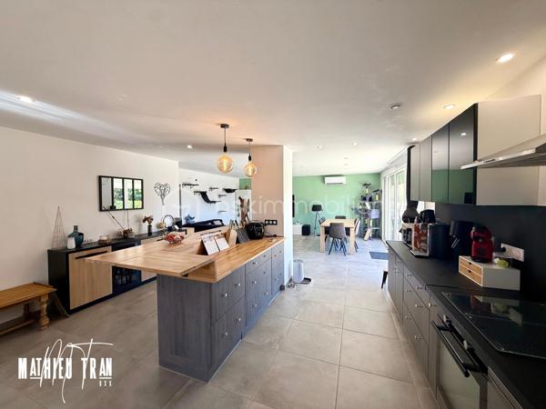 Découvrez cette maison de caractère, nichée dans un quartier paisible. 
Construite en 1945, elle offre un style de vie unique au cœur de la ville tout en garantissant un accès facile aux transports.

Cette spacieuse maison de 180 m² se déploie sur 4 pièces, en rez-de-chaussée vous y trouverez un salon séjour avec une cuisine ouverte, une suite parentale équipée de son dressing ainsi que sa propre salle d'eau. 

A l'étage, vous aurez de l'espace : 2 grandes chambres, une salle d'eau, un WC et la possibilité d'aménager une pièce d'environ 40m².

Elle est équipé d'une magnifique terrasse en travertin et d'un parking privé. 
Pour finir une grande dépendance d'environ 100m² faisant office de garage.

A 8 minutes de la ville de Coutras et de toutes les commodités indispensables, vous apprécierez tout le confort d’un mode de vie urbain sans compromis sur l’espace. 

Laissez-vous séduire par cette rare opportunité ! Contactez MATHIEU TRAN pour plus d'informations.
