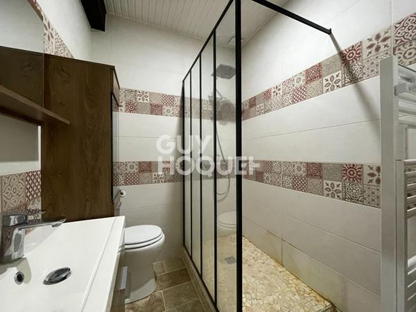 Maison meublée avec une Cour et une remise