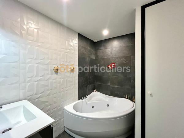 Vente
                Appartement90 m² - 4 Pièces -
                    ROYAN (17200)