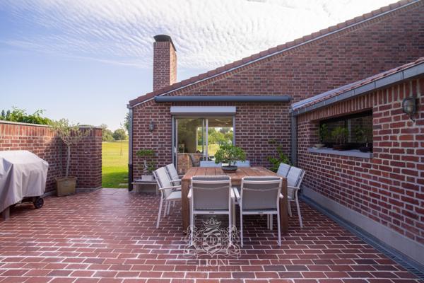 Maison de plain-pied en premier rang golf de Brigode