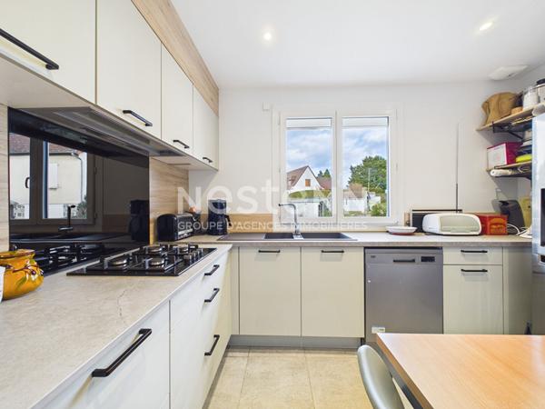 A vendre à Naucelles, sur terrain de 650 m², maison de type 6 d'une surface de 126 m²