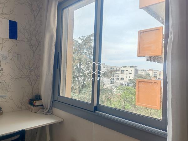 VILLEURBANNE/MONCHAT – GRAND T4 110 M² RÉNOVÉ, CALME, BALCON ET TRAM À PROXIMITÉ