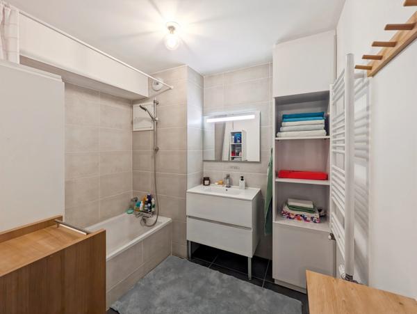 Dpt Haute Savoie (74), à vendre ANNEMASSE - Haut de gamme - Appartement T4 de 84 m² avec terrasse et jardin de 183 m2