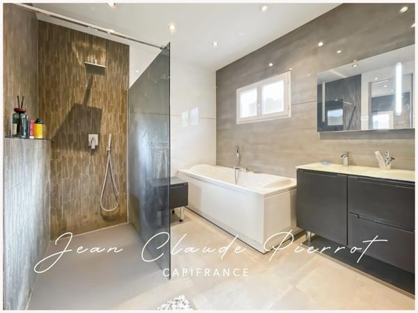 Maison à vendre 6 pièces avec Hangar indépendant et piscine CLARENSAC (30)