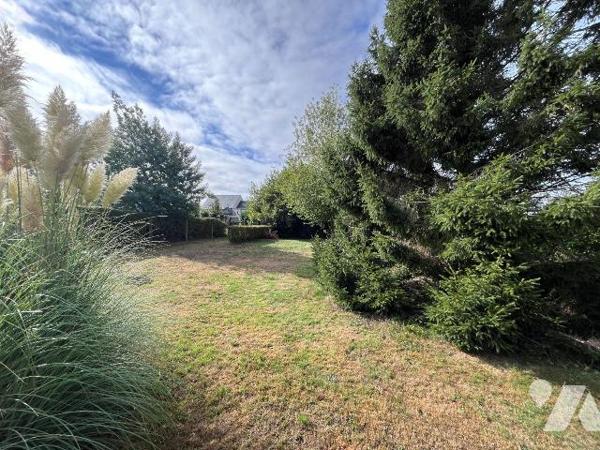 Maison d'habitation, parfaitement entretenue, sur sous sous-sol comprenant :
Entrée, salle d'e...