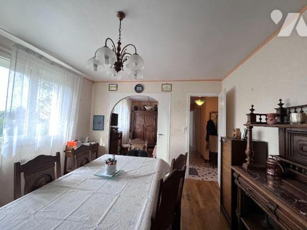 Maison d'habitation, parfaitement entretenue, sur sous sous-sol comprenant :
Entrée, salle d'e...