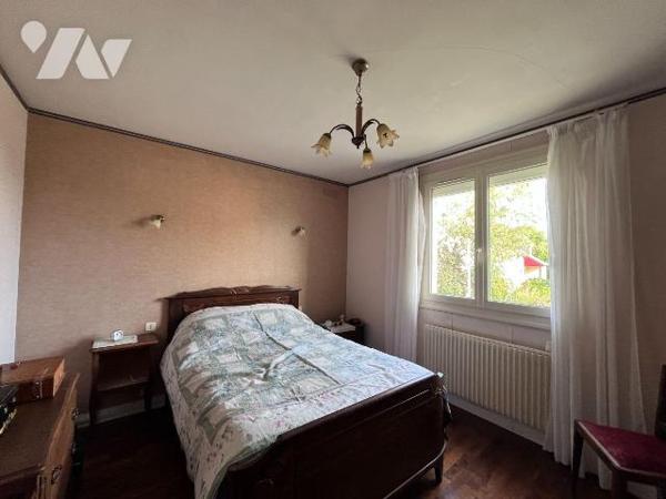 Maison d'habitation, parfaitement entretenue, sur sous sous-sol comprenant :
Entrée, salle d'e...