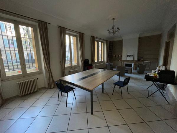 AVIGNON - BOULEVARD RASPAIL - GRAND APPARTEMENT DE TYPE 4 DE 134 M² HABITABLE AVEC GRANDE CAVE