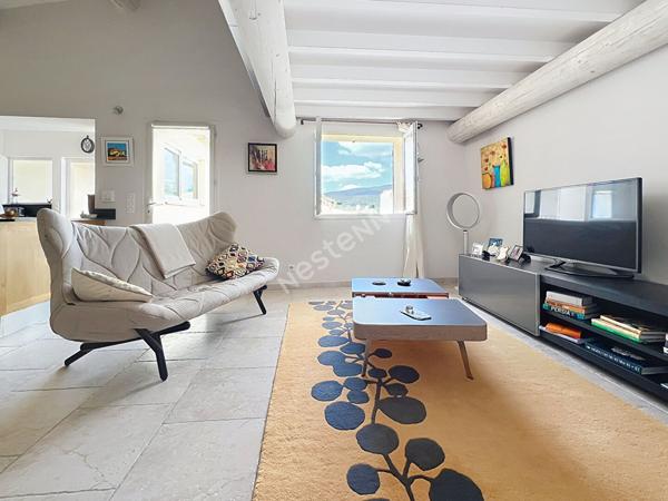 Maison de charme, cossue, avec terrasse et cour au coeur de Cucuron