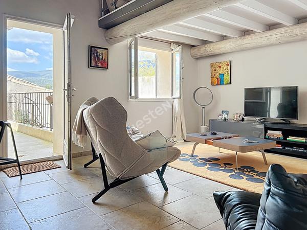 Maison de charme, cossue, avec terrasse et cour au coeur de Cucuron