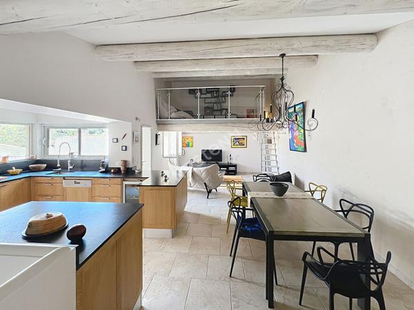 Maison de charme, cossue, avec terrasse et cour au coeur de Cucuron