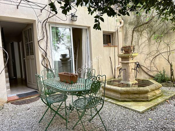 Maison de charme, cossue, avec terrasse et cour au coeur de Cucuron
